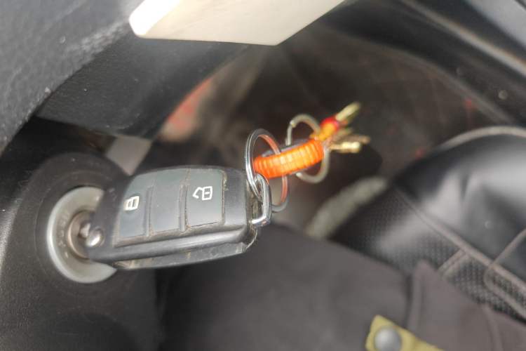 Used Isuzu JLM 2018 2.5T Four-Wheel Drive Diesel Luxury Version JE4D25Q5A Vehicle Key