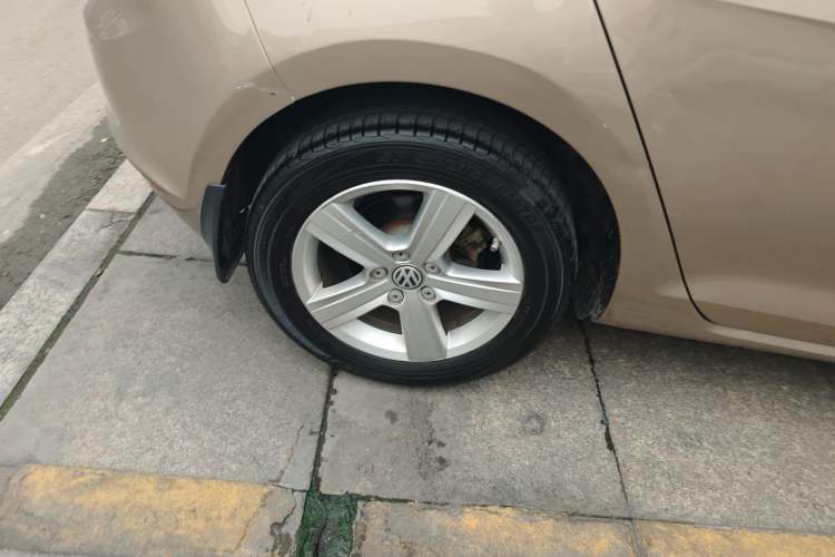 Used Volkswagen Golf 2015 1.4TSI Automatic Comfort Model Right Rear Wheel Hub