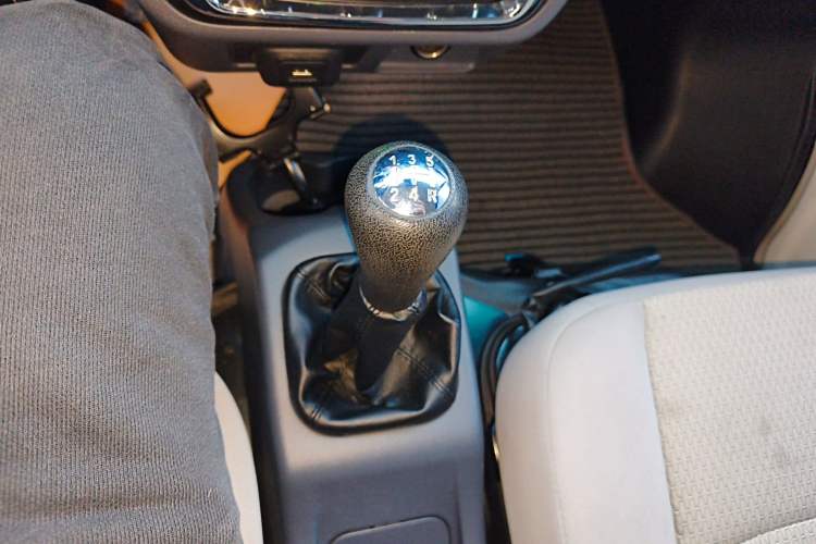 Used Jinbei Hiace X30 2023 1.5L Wealthy-Style Passenger Van 5/6/7-Seater Non-Air-Conditioned Version SWC15M
