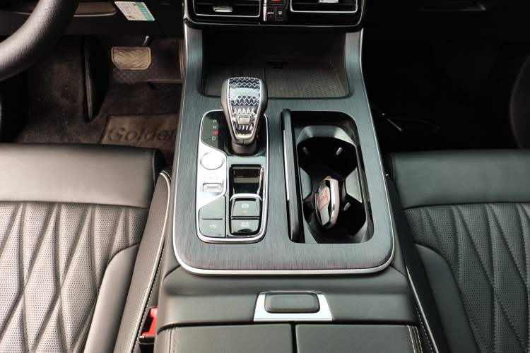 Used GAC Trumpchi GS8 2024 Linghang Series 2.0 TGDI Two-Wheel Drive Luxury Smart Connectivity Version
