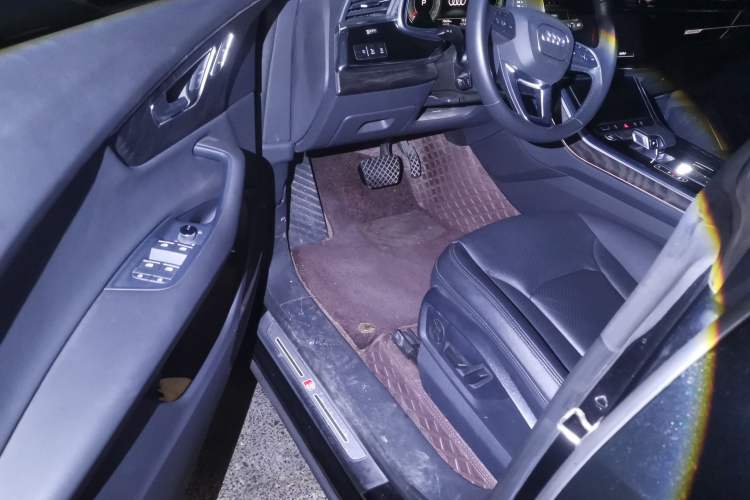 Used Audi Q8 2022 55 TFSI Luxury Dynamic Edition Driver Seat
