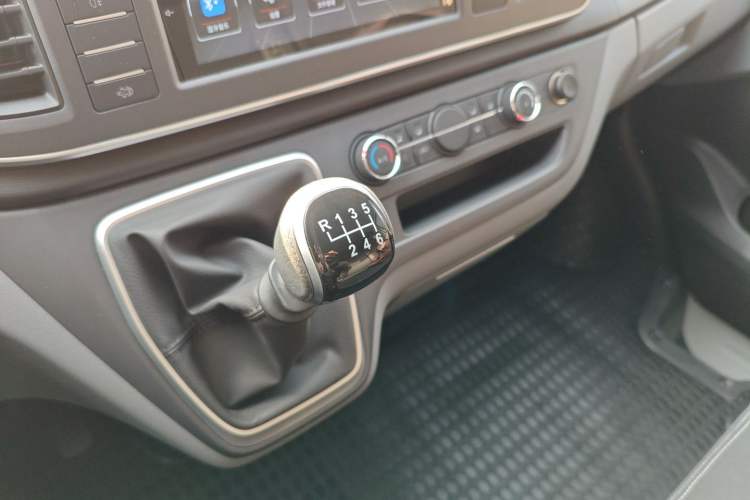 Used SAIC MAXUS Xintu V80 2025 Value Edition Aoyuntong 2.0T Manual Long Wheelbase Mid-Height Design 127 Ps 6/7/9-Seater