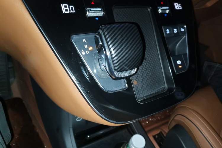 Used Hongqi HQ9 2023 2.0T Smart Connect Flagship Edition Gear Lever