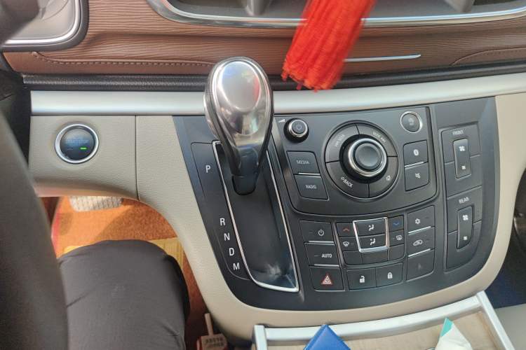 Used Buick GL8 2018 28T Comfort Model China VI Standard Gear Lever