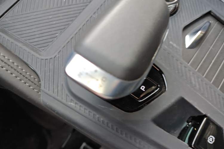 Used Geely Auto Monjaro L 2024 2.0TD High-Power Automatic Two-Wheel Drive Skyline Edition Gear Lever