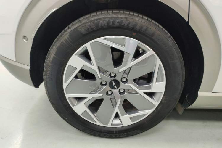 Used Genesis GV60 2023 Single-Motor Rear-Drive Luxury Edition Right Rear Wheel Hub