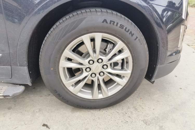 Used Cadillac XT5 2022 2.0T Two-Wheel Drive Luxury Version Right Front Wheel Hub