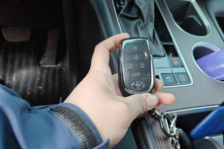 Used Toyota Granvia 2024 2.5L Hybrid Prestige PLUS Four-Wheel Drive Version Vehicle Key