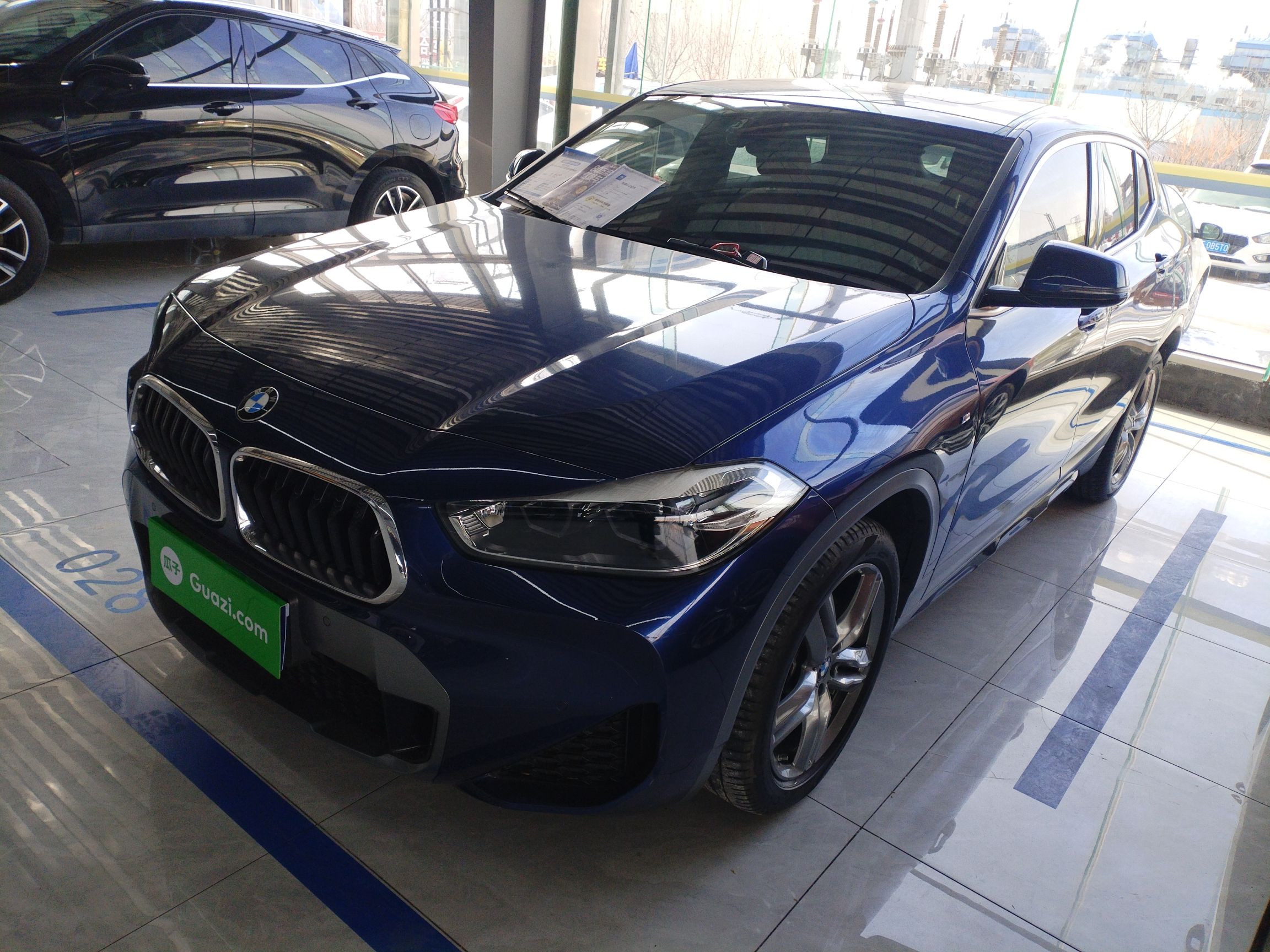 Под передней частью автомобиля