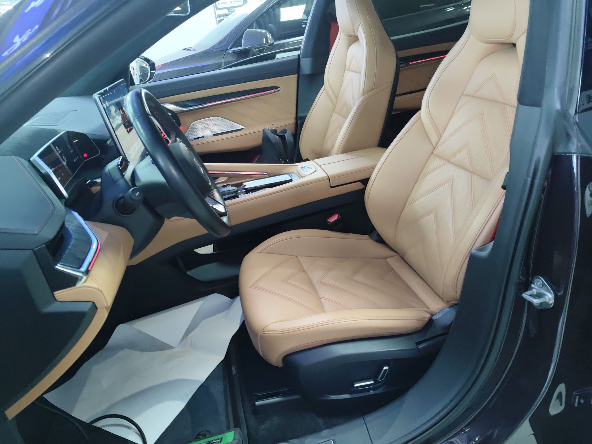 المقاعد الأمامية داخل السيارة