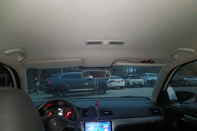 Used Volkswagen Gran Lavida 2013 1.6L Manual Fashion Model
