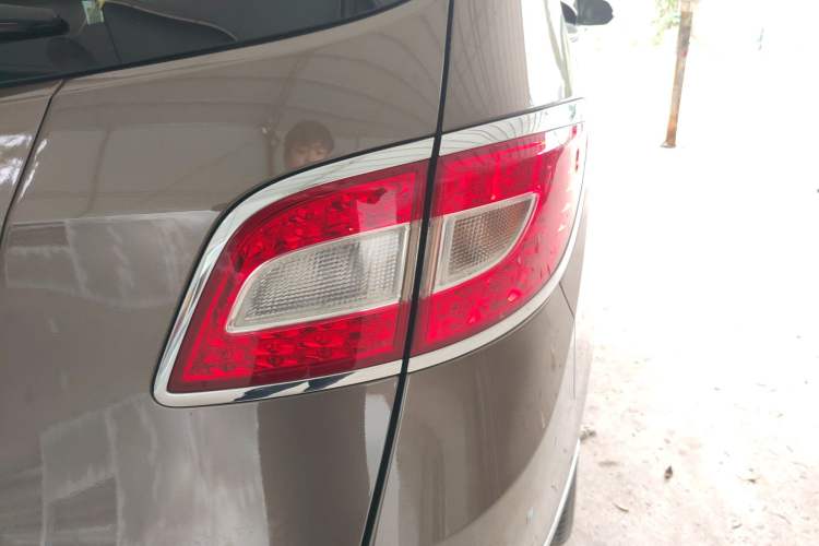 Used Buick GL8 2011 2.4L LT Luxury Business Executive Edition Right Rear Taillight