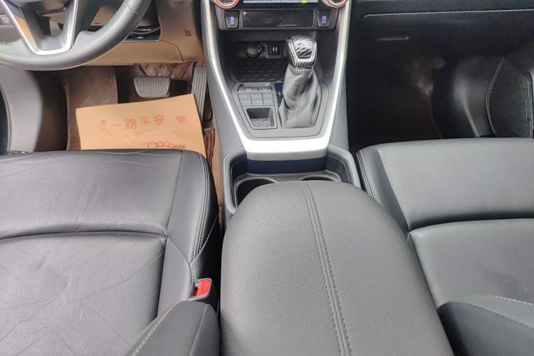 Used Toyota Wildlander 2021 2.0L CVT 4x4 Luxury Edition Gear Lever