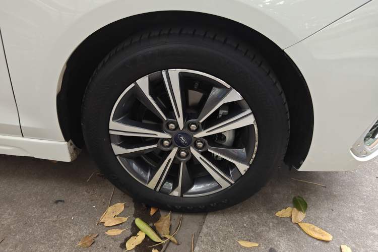 Used Ford Escort 2021 1.5L Automatic Diamond Edition Right Front Wheel Hub