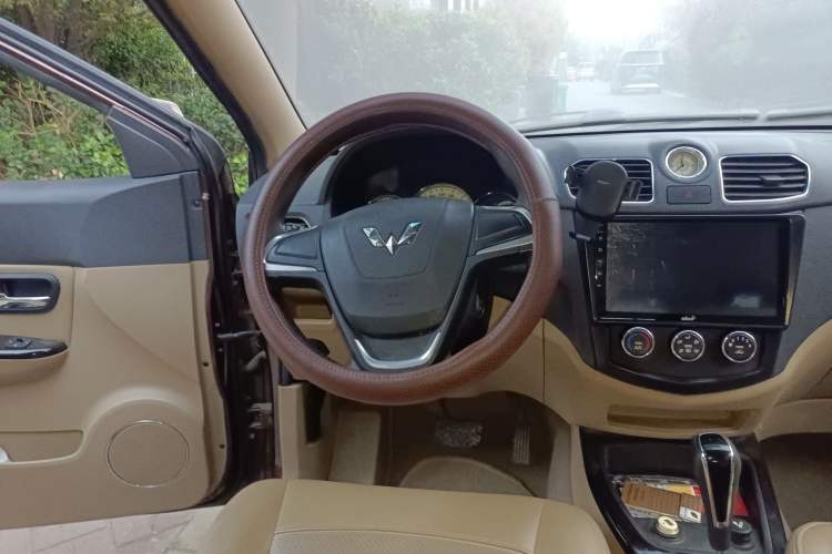 Used Wuling Hongguang 2014 1.5L S Automatic Comfort Edition
