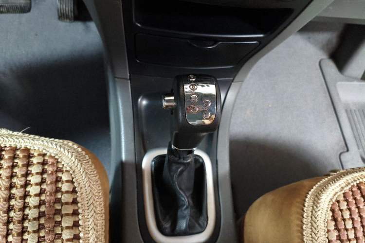 Used Dongfeng Shuaike 2012 2.0L Automatic Luxury 7-Seater Gear Lever