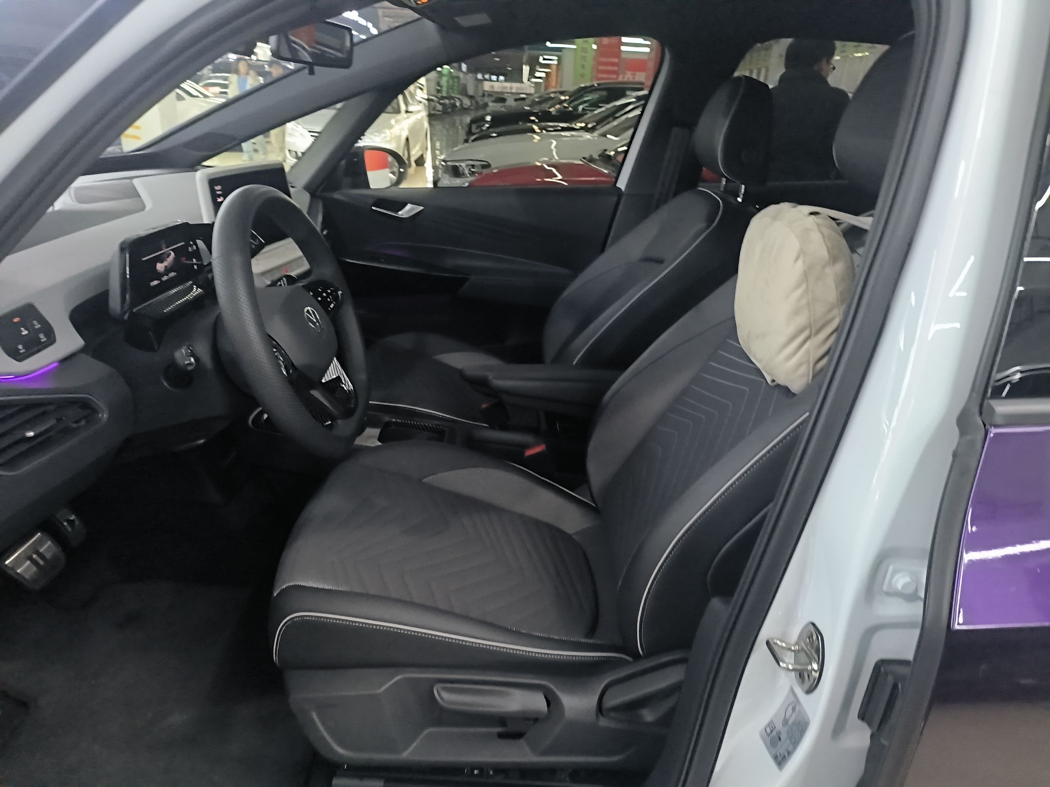 المقاعد الأمامية داخل السيارة