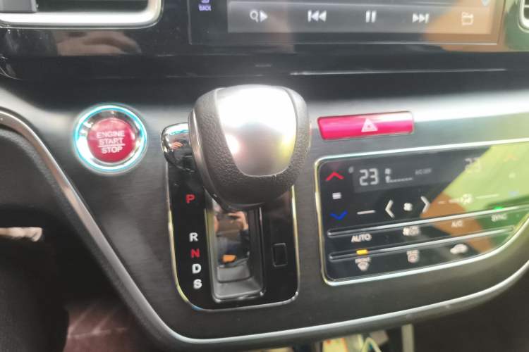 Used Honda Elysion 2016 2.4L Style Edition Gear Lever
