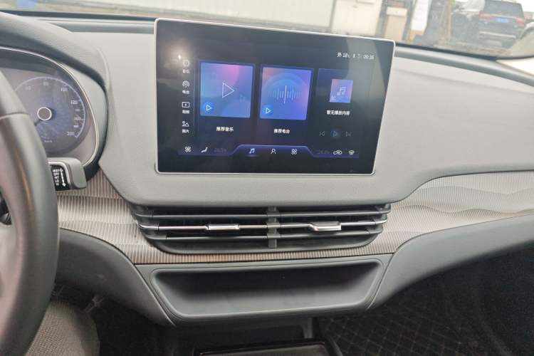 Used Hongqi E-QM5 2021 Online Booking Charging T3 Edition 5-Seater Audio And AC Panel