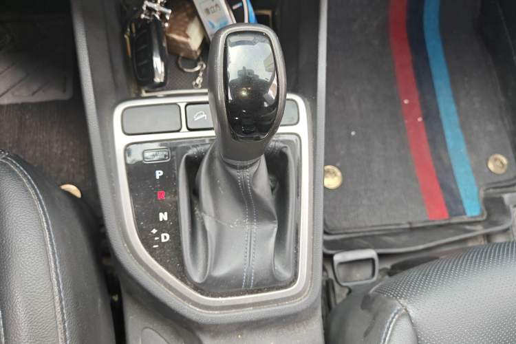 Used Hyundai ix25 2015 1.6L Automatic Two-Wheel-Drive Deluxe DLX Model Gear Lever