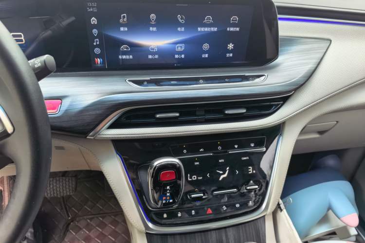 Used Buick GL8 2023 ES Lu Zun Comfort Model Audio And AC Panel