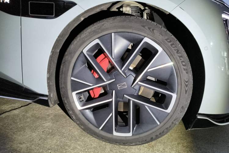 Used Avatr 12 2023 650 Three-Laser Four-Wheel Drive Performance Edition Right Front Wheel Hub