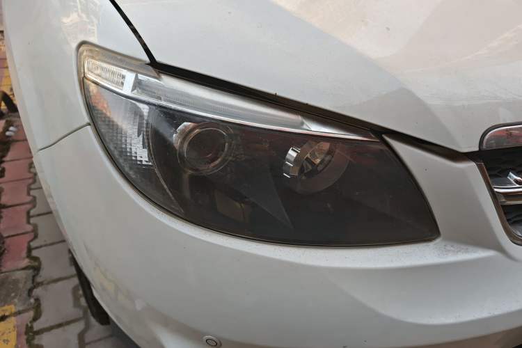 Used BYD S6 2014 2.0L Manual Luxury 5-Seater Right Front Headlight