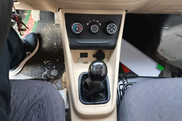 Used CHANGAN KUAYUE Xing V3 2023 1.5L Gasoline Comfort Model 7-Seater Passenger Vehicle Gear Lever