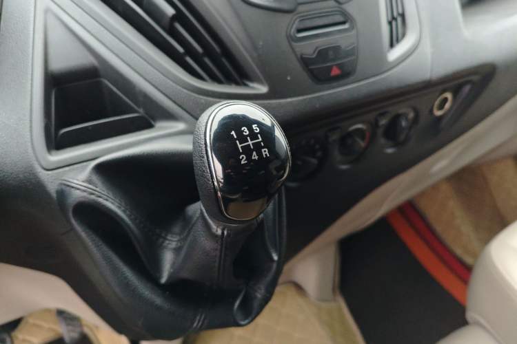 Used Ford Transit 2019 2.0T Diesel Commercial & Travel Short Wheelbase Low-Roof 7-Seater China VI Standard
