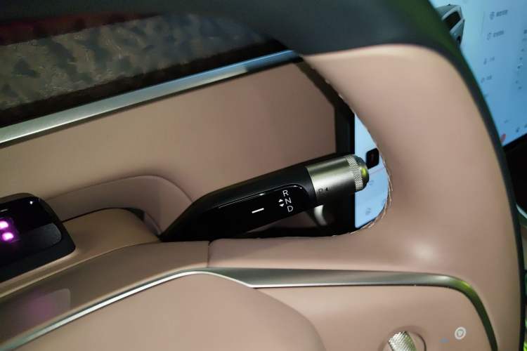 Used ONVO Luxeed L90 2025 Model—Max Six-Seater Version Gear Lever