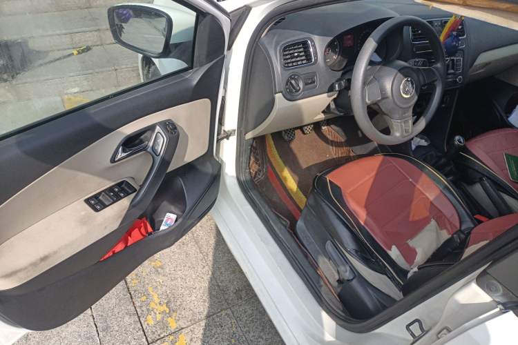 Used Volkswagen Polo 2011 1.4L Manual ZhiShang Edition
