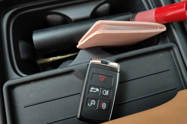 Used Land Rover Defender 2023 110 3.0T P400 Dark Edition Vehicle Key