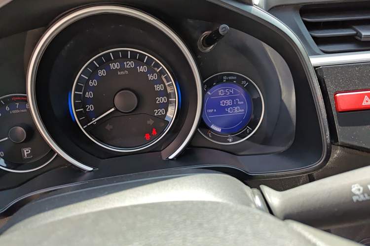 Used Honda Fit 2014 1.5L SE CVT Fashion Model Odometer Close Up