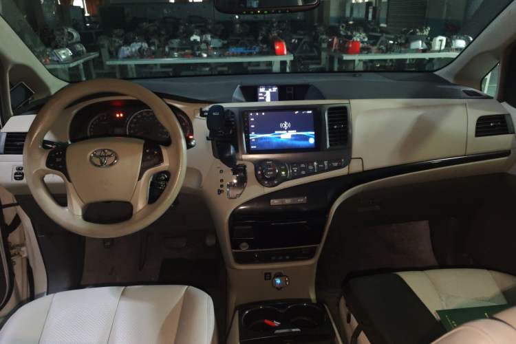 Used Toyota SIENNA 2014 3.5L Sienna LE Two-Wheel-Drive Version
