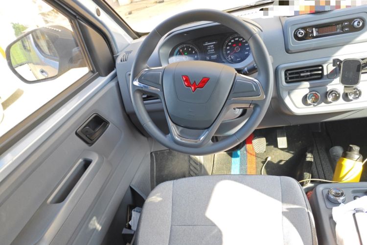 Used Wuling Yangguang 2025 Model 400km Bus Edition—Comfort Edition
