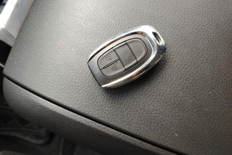 Used SAIC MAXUS G10 2025 MAX 2.0T Automatic Executive Edition Gasoline 7-Seater Vehicle Key