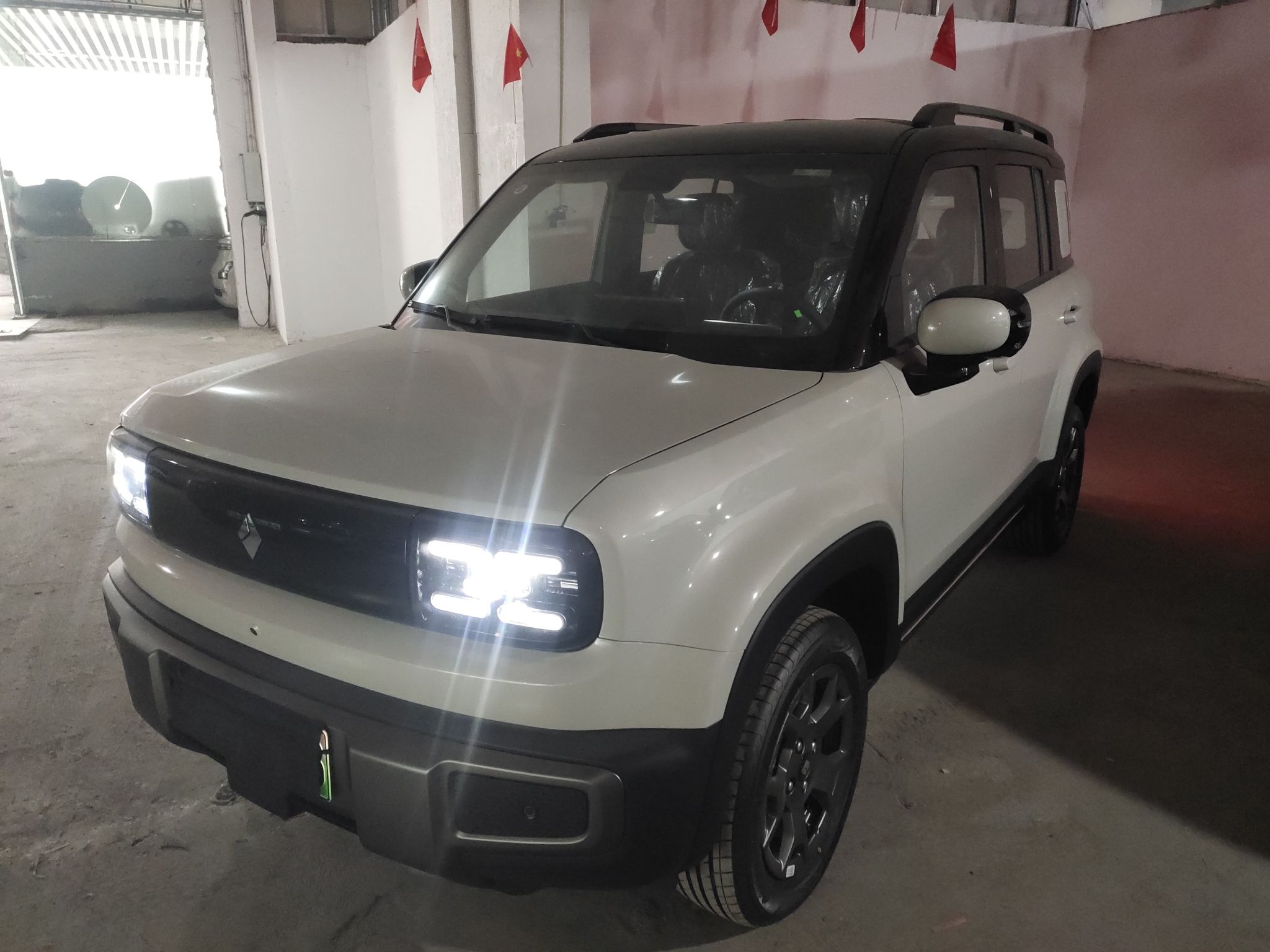 تحت مقدمة السيارة