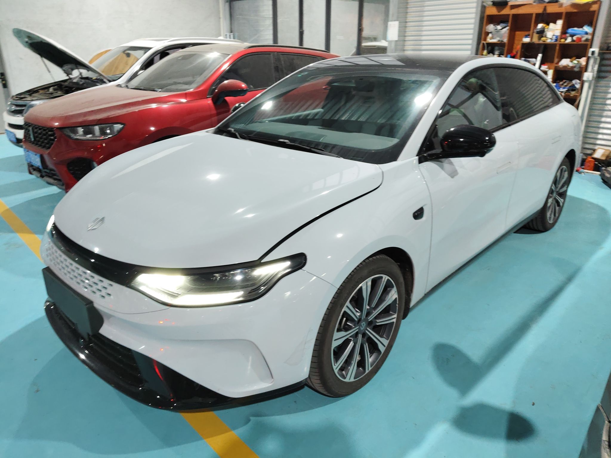 تحت مقدمة السيارة