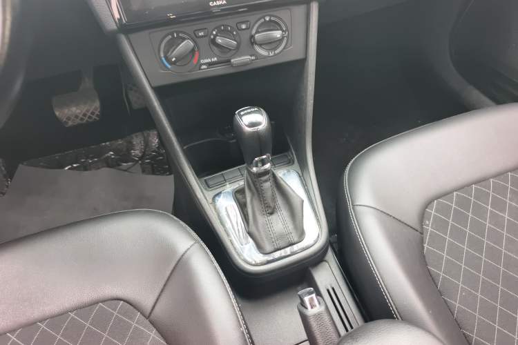 Used Skoda Rapid 2018 1.6L Automatic Comfort Edition Gear Lever