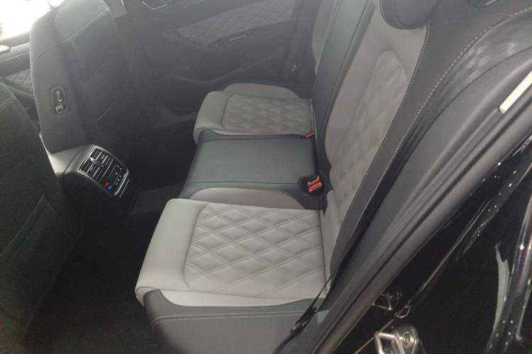 Used Volkswagen Magotan 2023 2 Million Units Limited Edition 330TSI DSG Leading Version Left Rear Seat