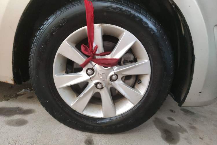 Used Hyundai Verna (older generation) 2010 Sedan 1.4L Manual Comfort GS Right Front Wheel Hub