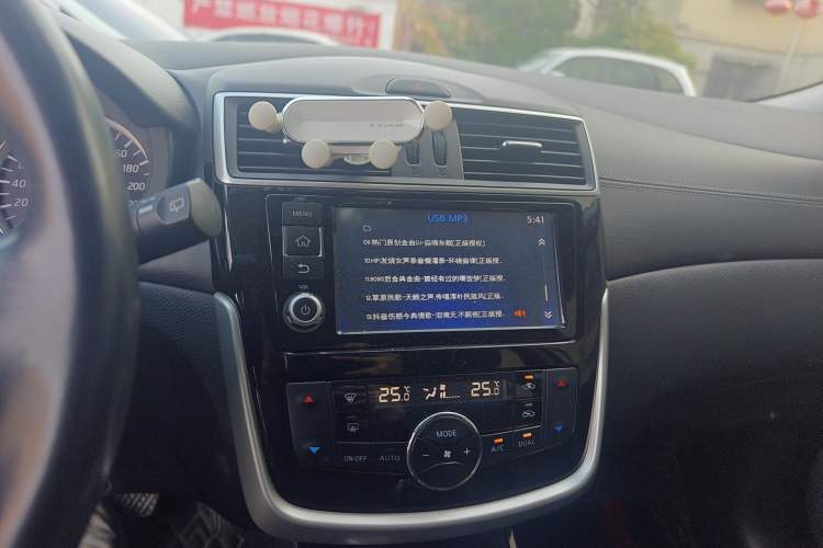 Used Nissan Tiida 2016 1.6L CVT ZhiZun Edition Audio And AC Panel