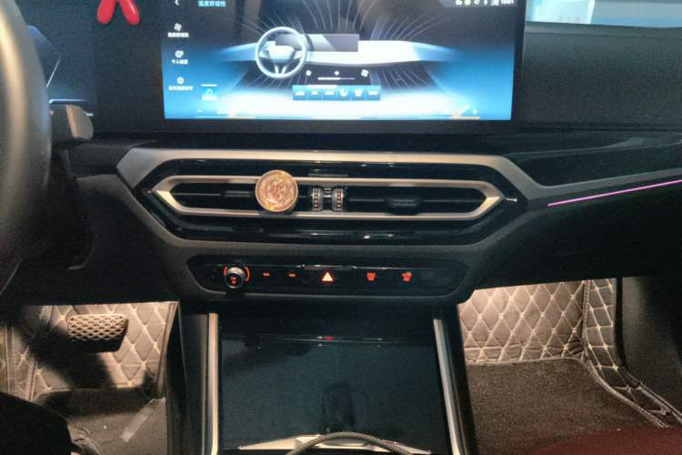 Used BMW i4 2023 eDrive35 Audio And AC Panel