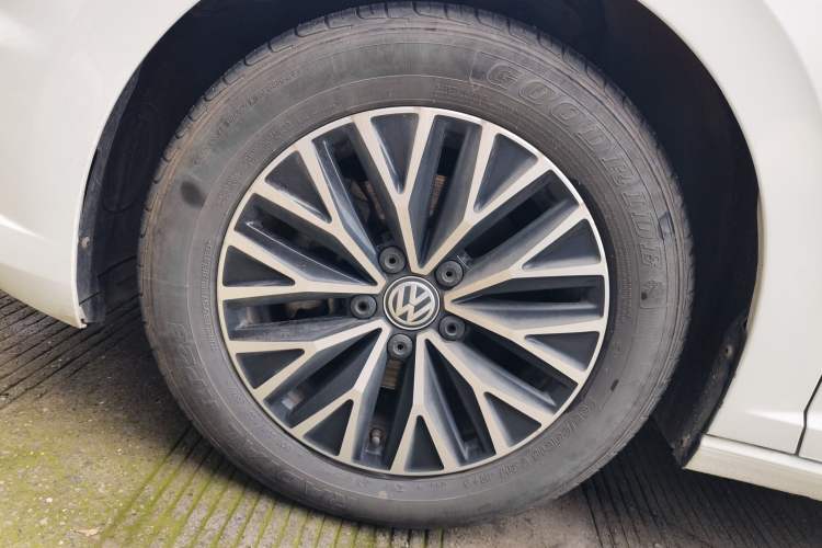 Used Volkswagen Sagitar 2021 280TSI DSG Comfort Connect Edition Left Front Wheel Hub