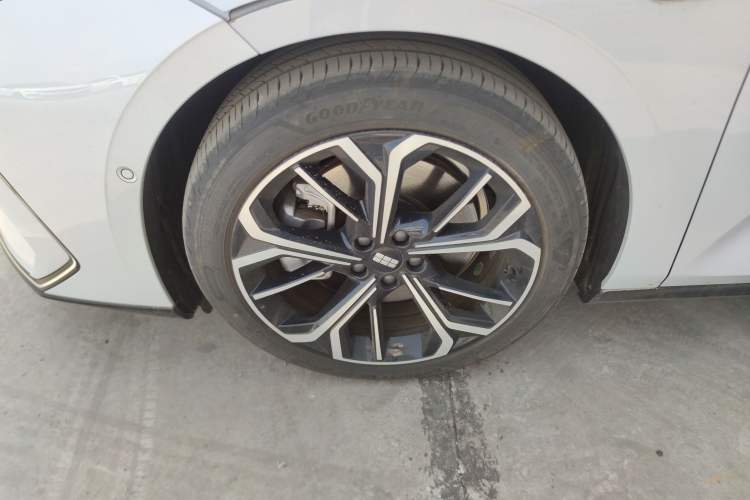 Used Geely Galaxy E8 2025 700 km Long-Range Intelligent Driving Version Left Front Wheel Hub