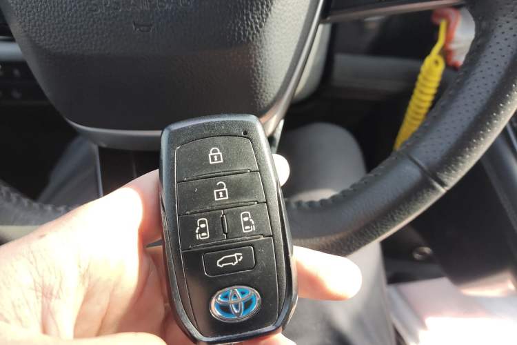 Used Toyota SIENNA 2023 2.5L Hybrid Deluxe Edition