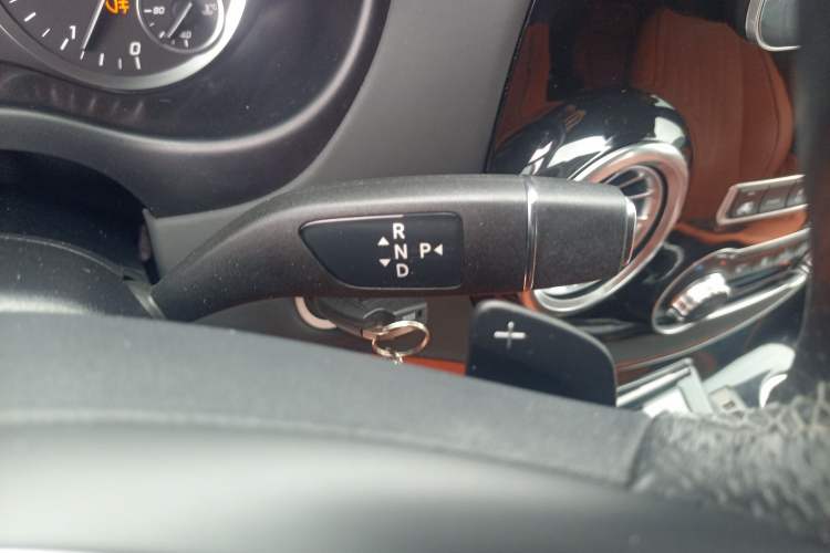 Used Mercedes-Benz Vito 2023 2.0T Business Version 7 Seats Gear Lever