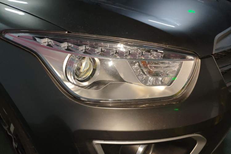 Used Bestune X80 2013 2.0L automatic luxury version Right Front Headlight