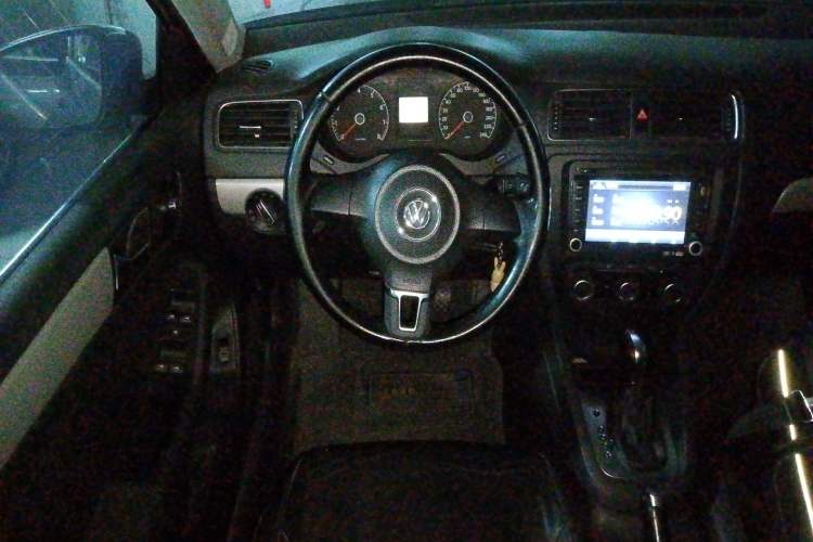 Used Volkswagen Sagitar 2014 Revised Version 1.6L Automatic Comfort Edition Steering Wheel