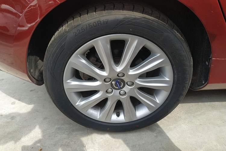 Used Volvo V40 2015 1.6T Zhiya Edition Right Rear Wheel Hub
